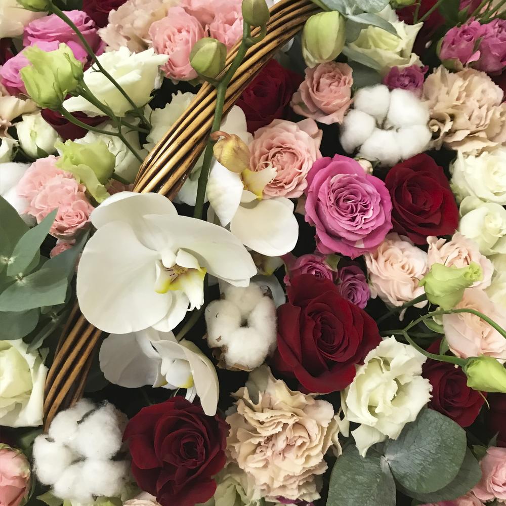 Корзина с розами и орхидеями 