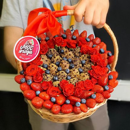 Корзина с клубникой в шоколаде и розами