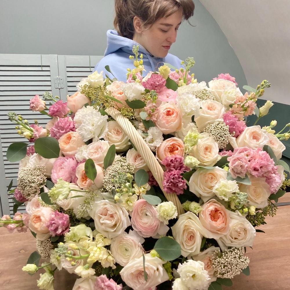 Огромная корзина с пионовидными розами и ранункулюсами