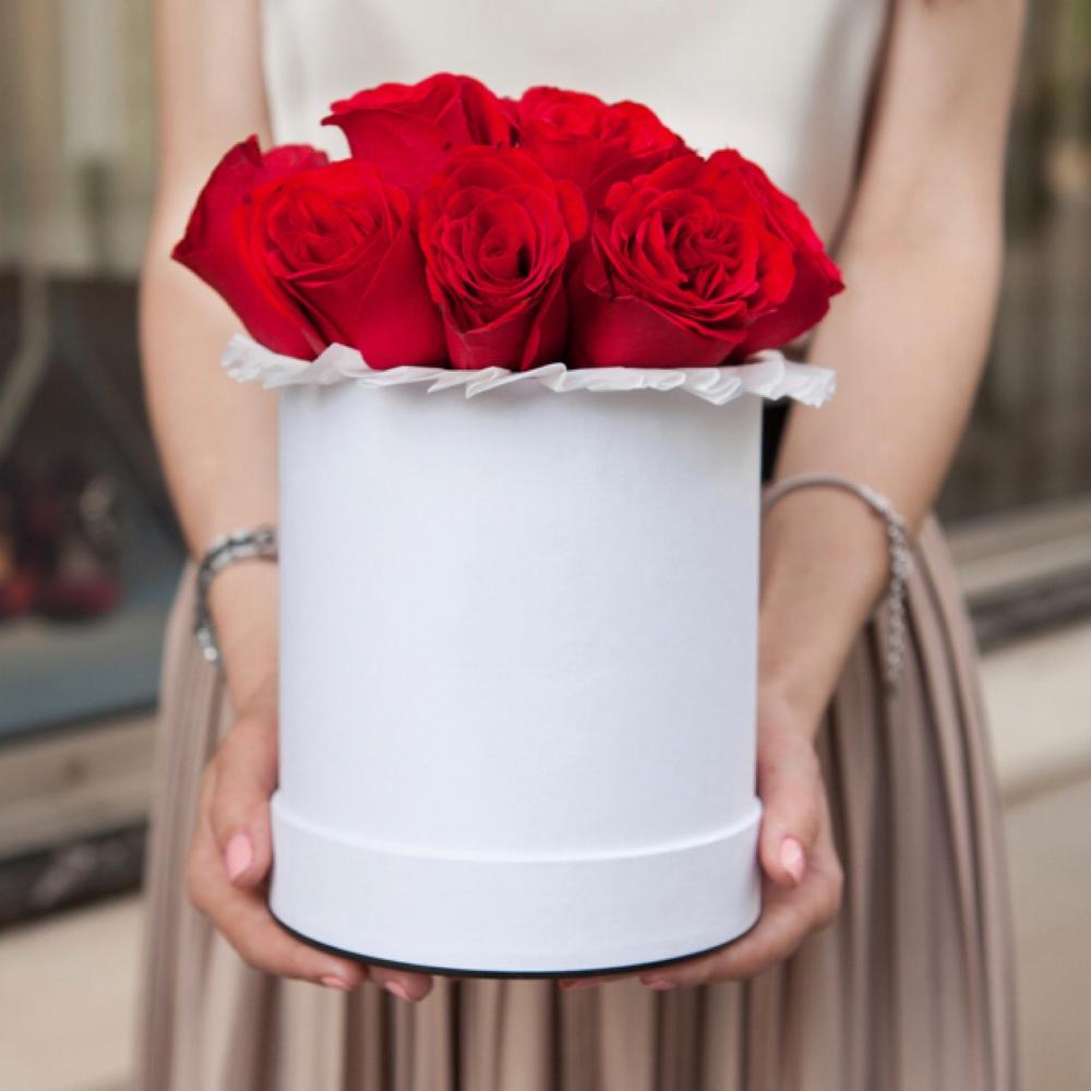 9 красных роз Freedom в шляпной коробке