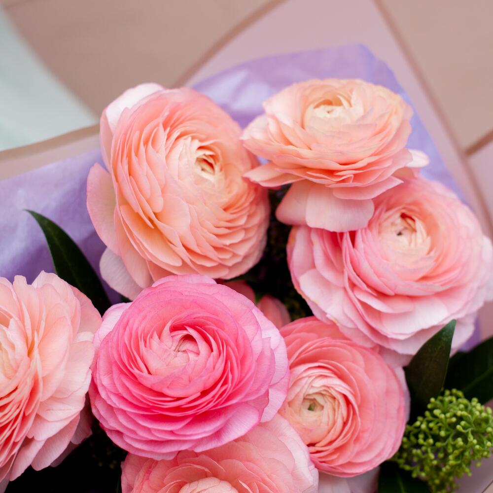 Букет из лютиков и скиммии