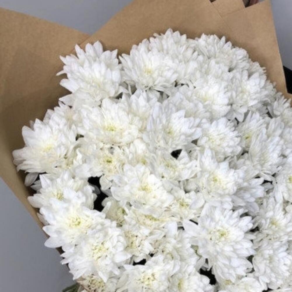 Букет из белых кустовых хризантем