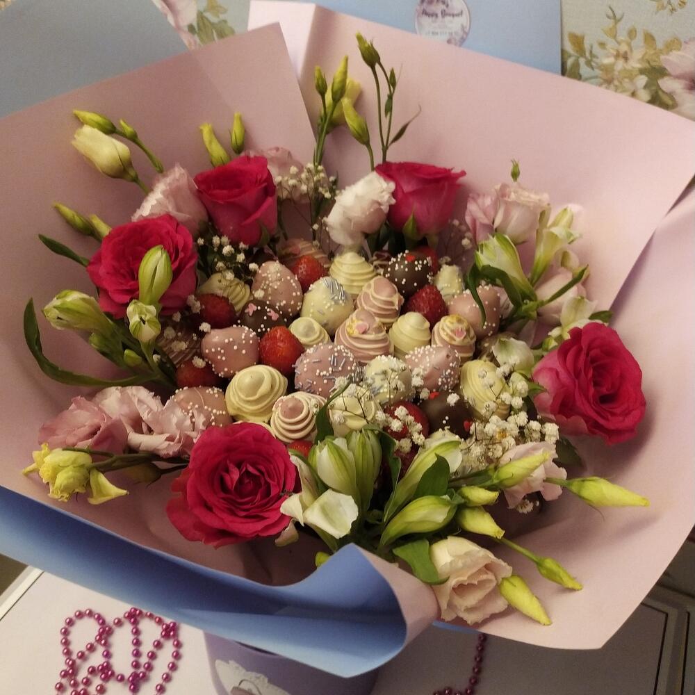 Букет клубника в шоколаде с цветами 