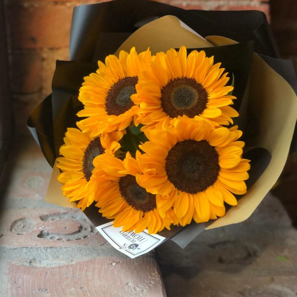 Букет из 5 подсолнухов в стильной упаковке 