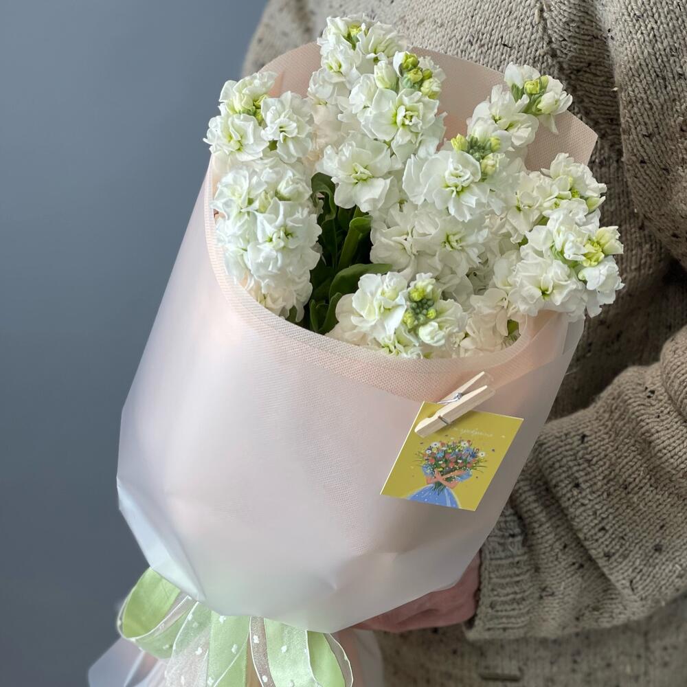 Букет с белой маттиолой 