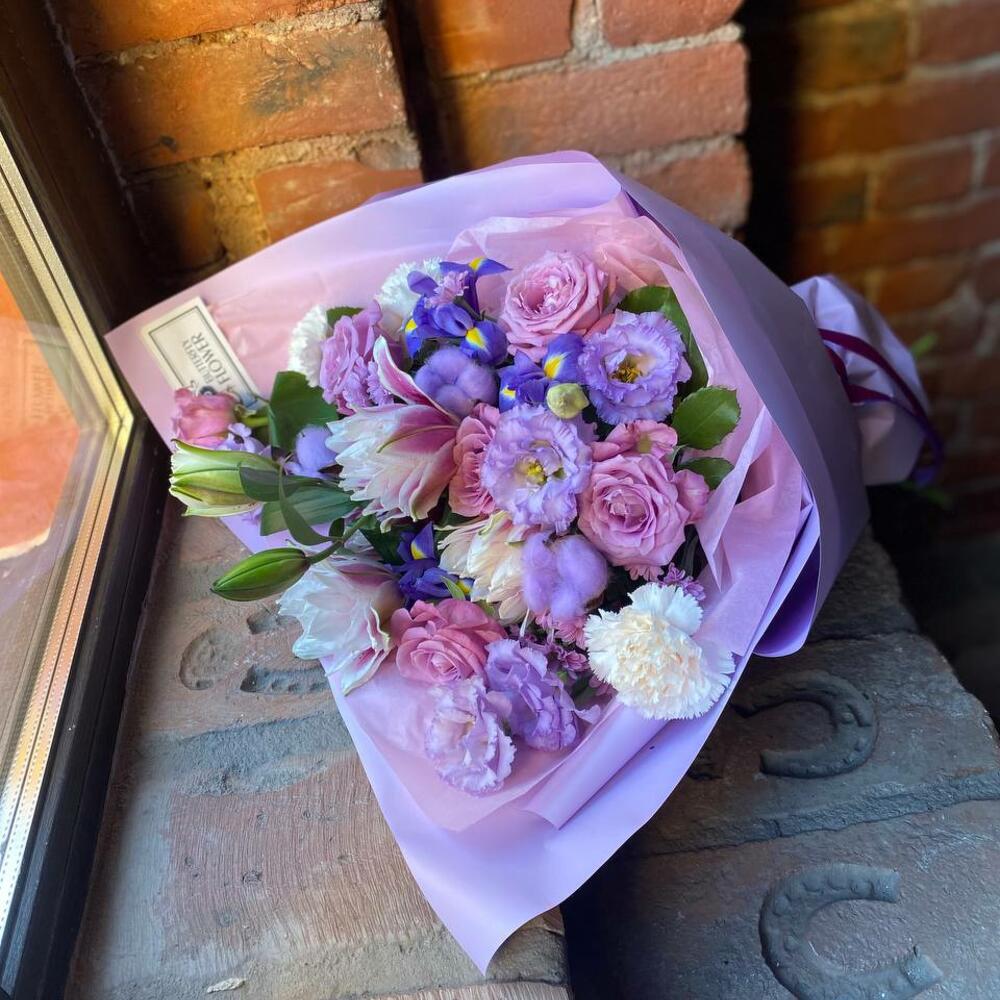 Букет из лилии, хлопка, эустомы, роз, диантусов, ирисов, кустовой хризантемы и самшита в стильной упаковке 