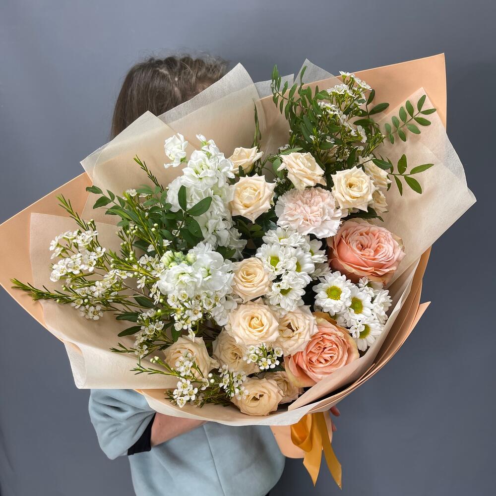 Букет с розами и хризантемой 