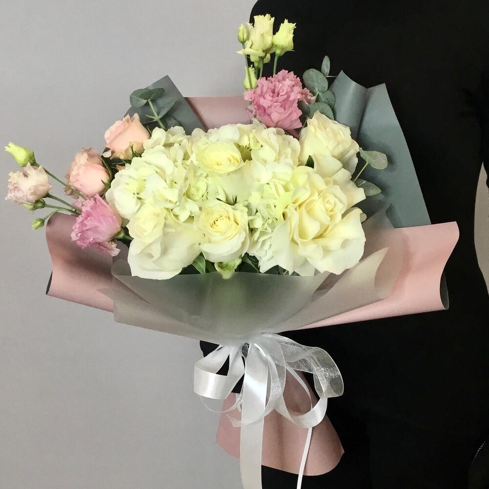 Букет с гортензией, розой Мондиаль и эустомой 
