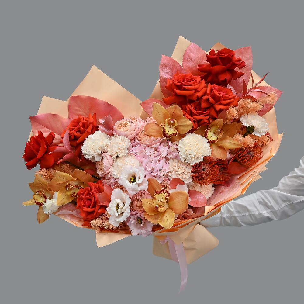 Огромный букет с французской розой, пион кустовой розой и орхидеей