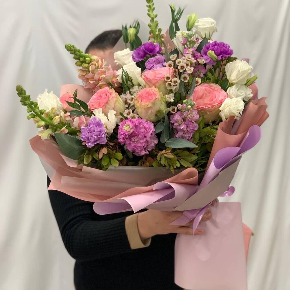 Нежный букет   с розой, лизиантусом и матиоллой