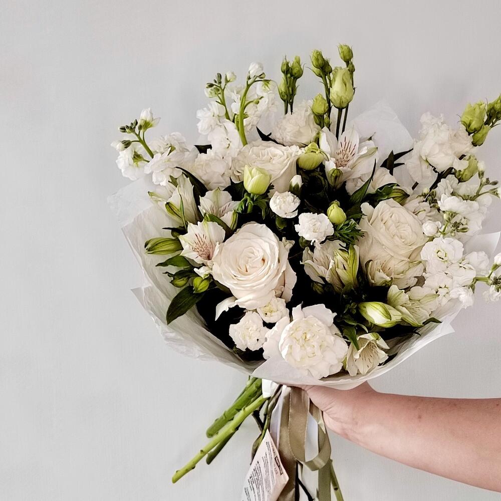 Белый букет с розами, ароматными маттиолами и эустомой