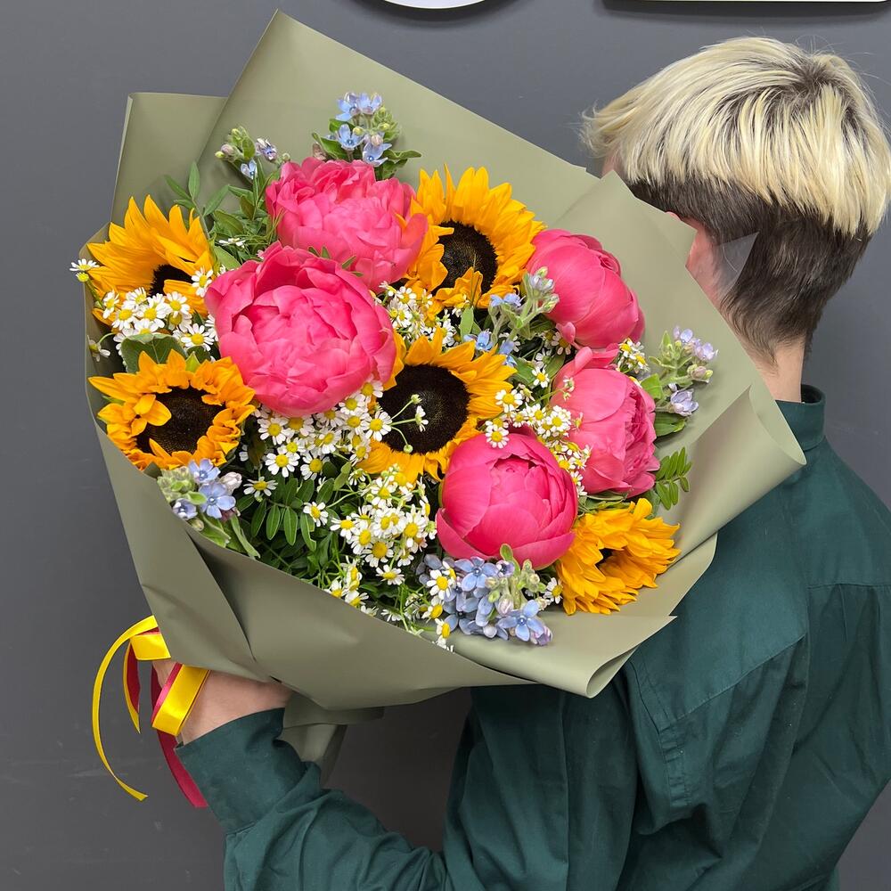 ЕЛЕНА роскошный букет из пионов, подсолнухов и ромашек