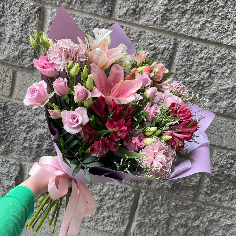 Букет с лилией ,альстромерией,диантусами,эустомой,гиперикумом,кустовыми розами и лимониумом