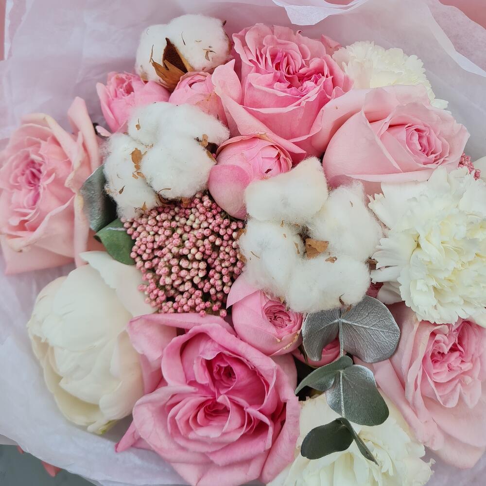 Комплимент из белых пионов, хлопка, пионовидной розы