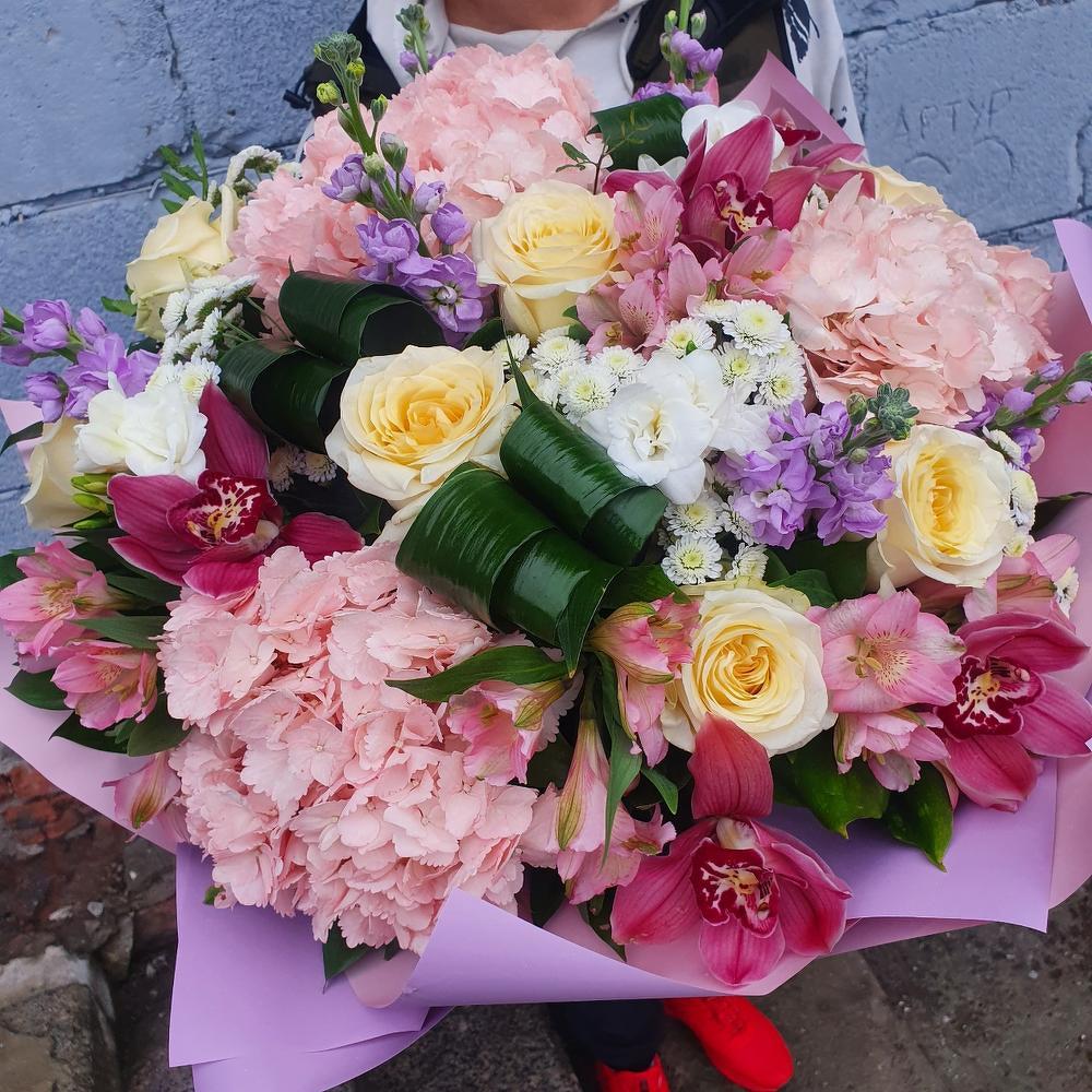 Шикарный букет с гортензией и пионовидной розой Шикарный букет с гортензией и пионовидной розой