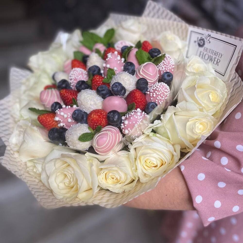 Съедобный фруктовый букет из клубники в шоколаде, голубики и белых роз в стильной упаковке 