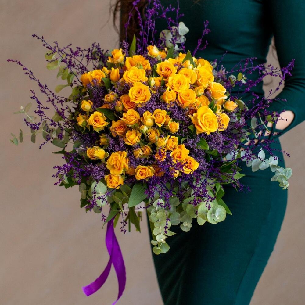 Букет с розами и гипсофилиами