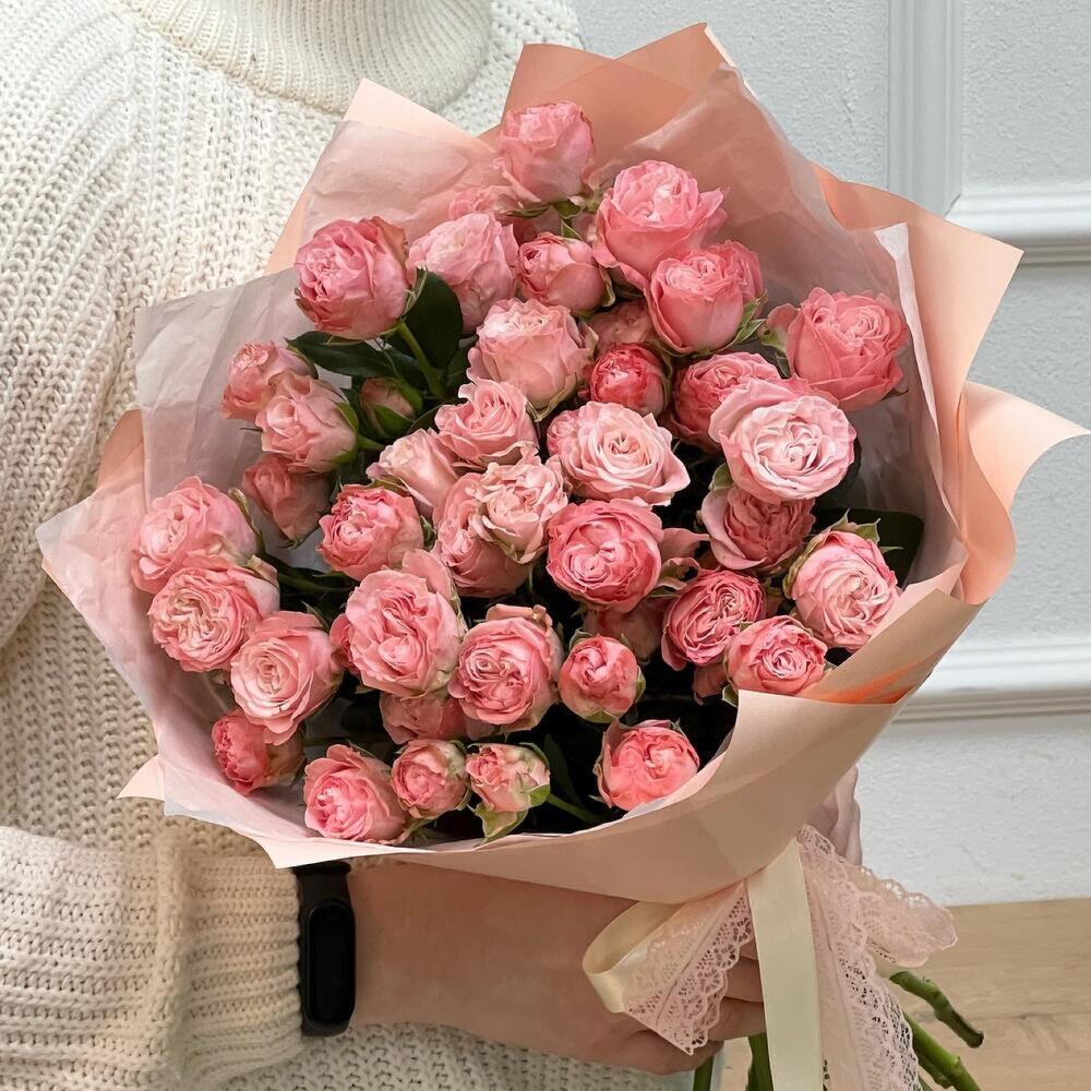 Букет кустовых пионовидных розовых роз «Очаровательной Леди»