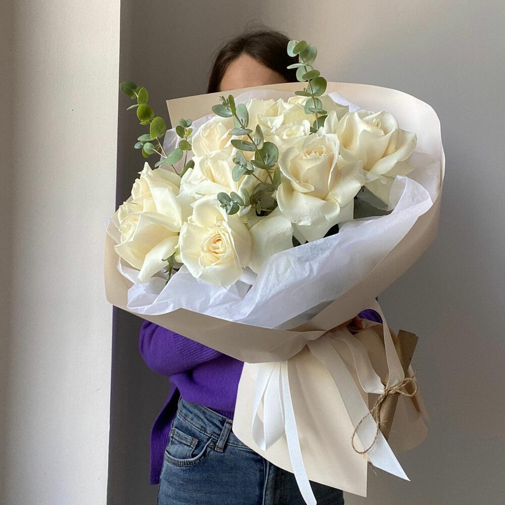 Королевские розы 11 шт с эвкалиптом