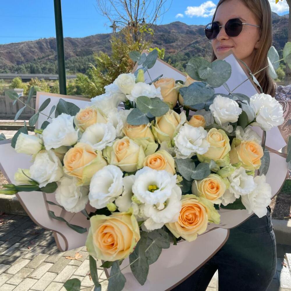 Букет микс из розы и эустомы