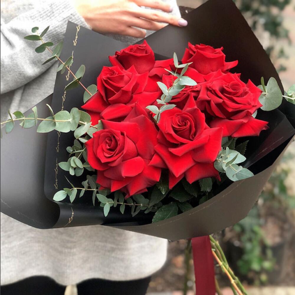 Букет из 7 роз с эвкалиптом