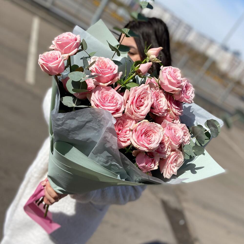 Букет из кустовой розы с эвкалиптом