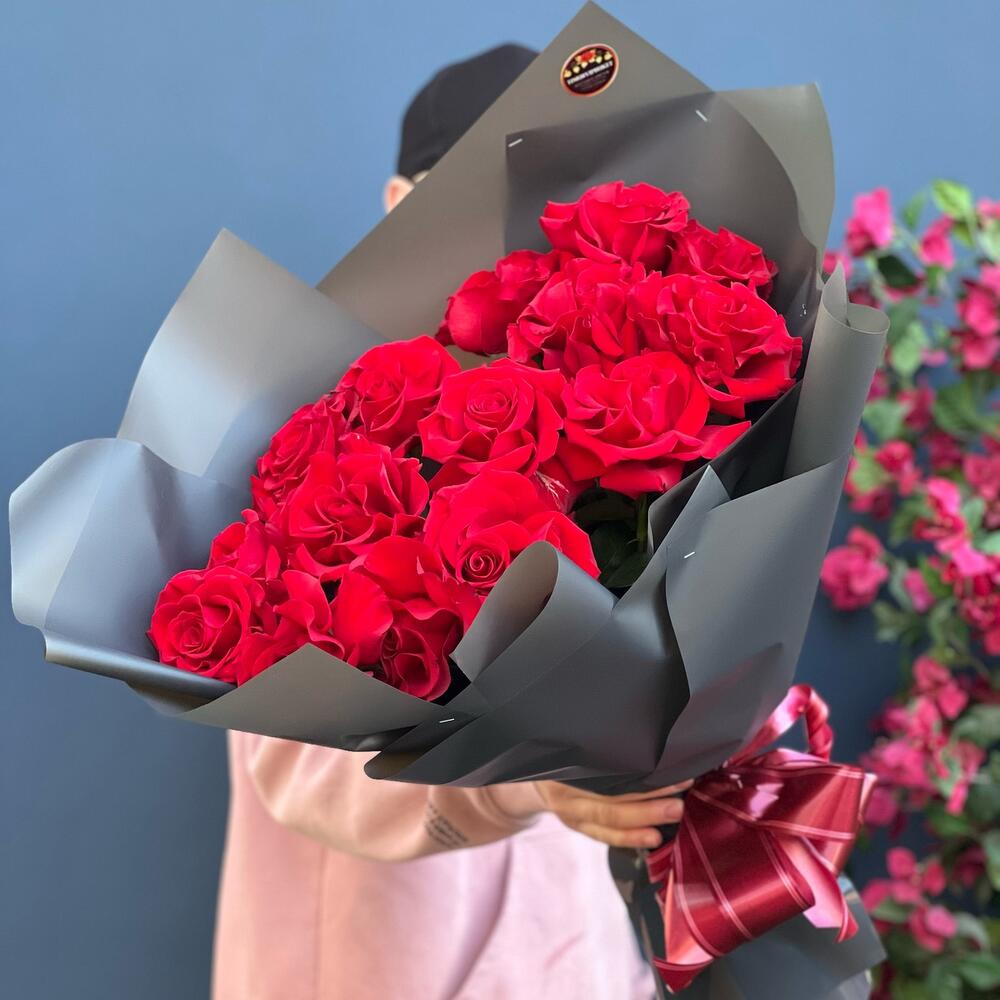 15 красных голландских роз Black edition