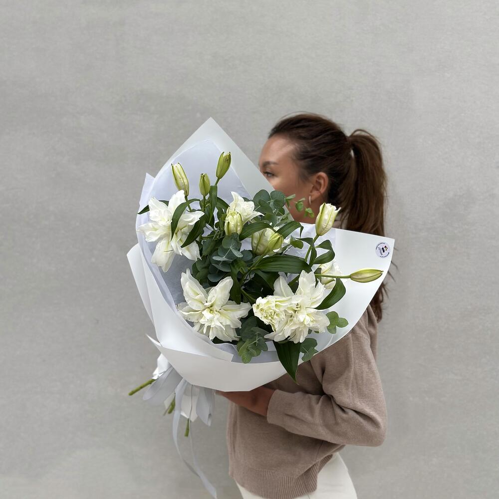 Букет из нежных лилий 