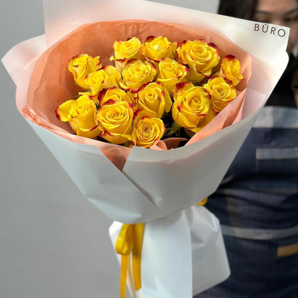 Букет из желто-красных голландских роз