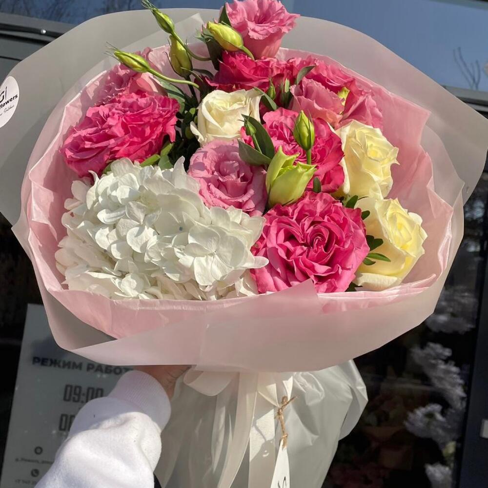 Евро-Букет из Гортензии ,Пионовидных Роз,Лизиантсуов и Белых роз + открытка ручной работы в подарок