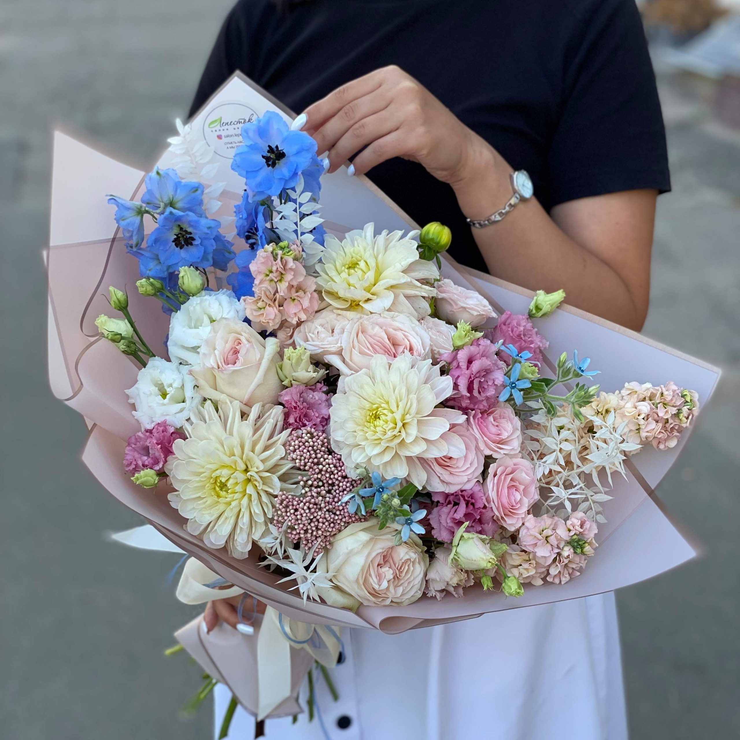 Букет из дельфиниума, георгин, лизиантусов и маттиолы