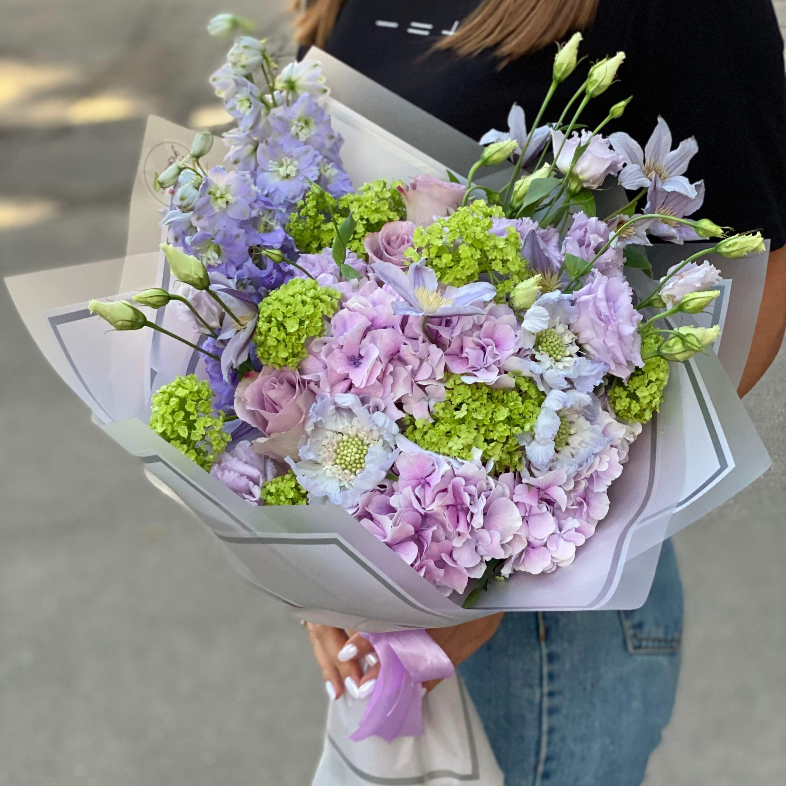 Букет в фиолетово-зеленых оттенках из гортензий, вибурнума, клематиса