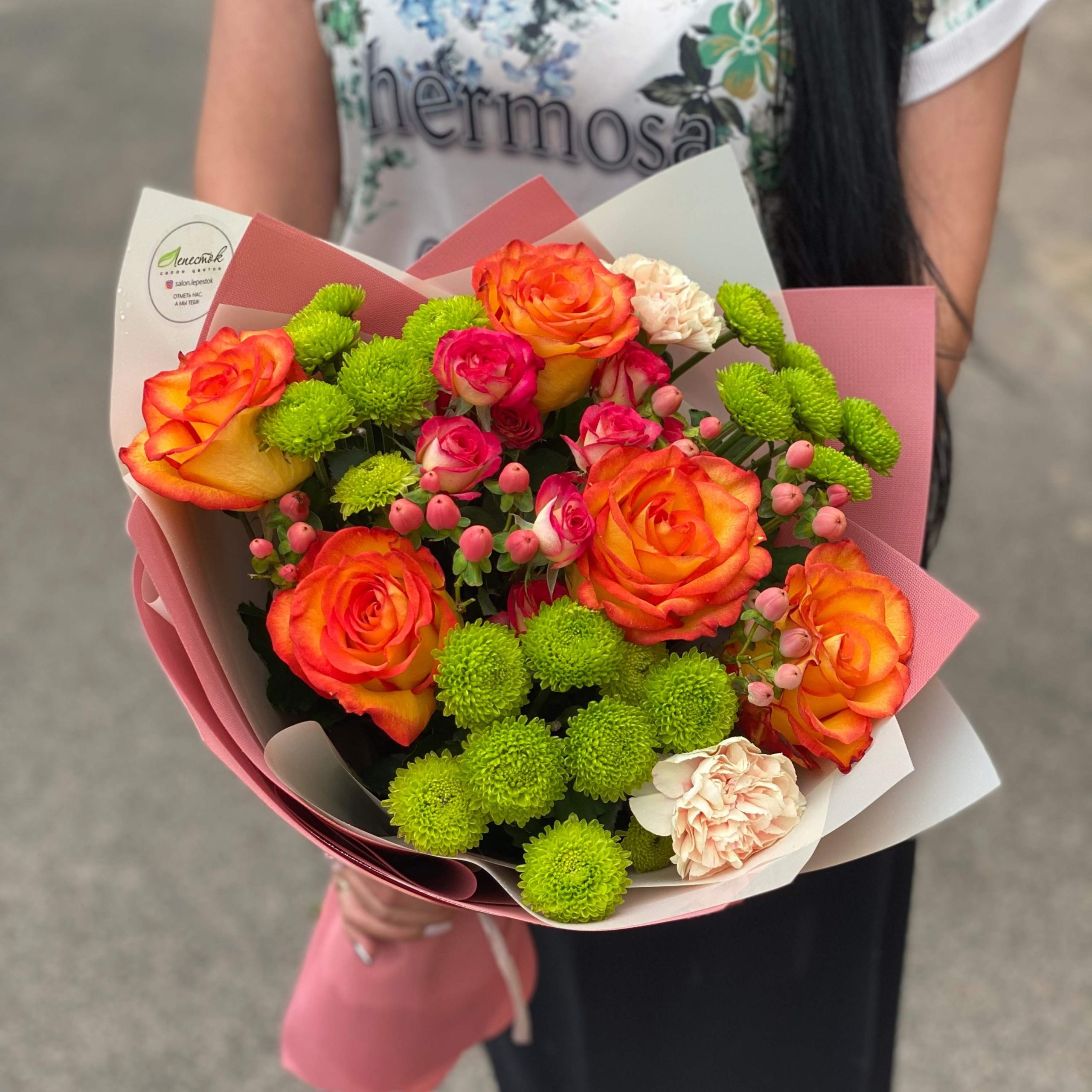 Букетик из огненных роз и зелёной хризантемы