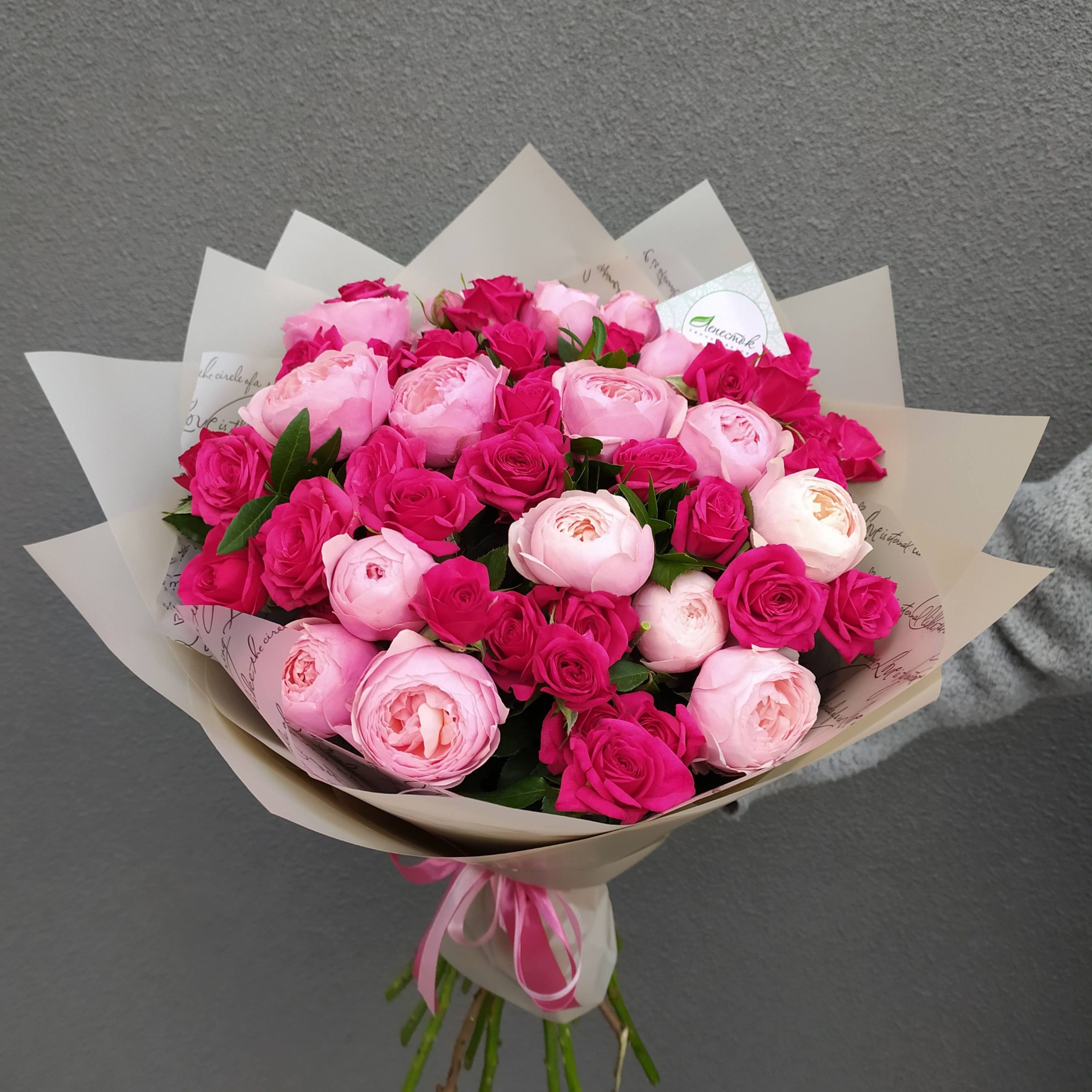 Букет из пионовидной розы Силва Пинк и кустовой розы Квинси